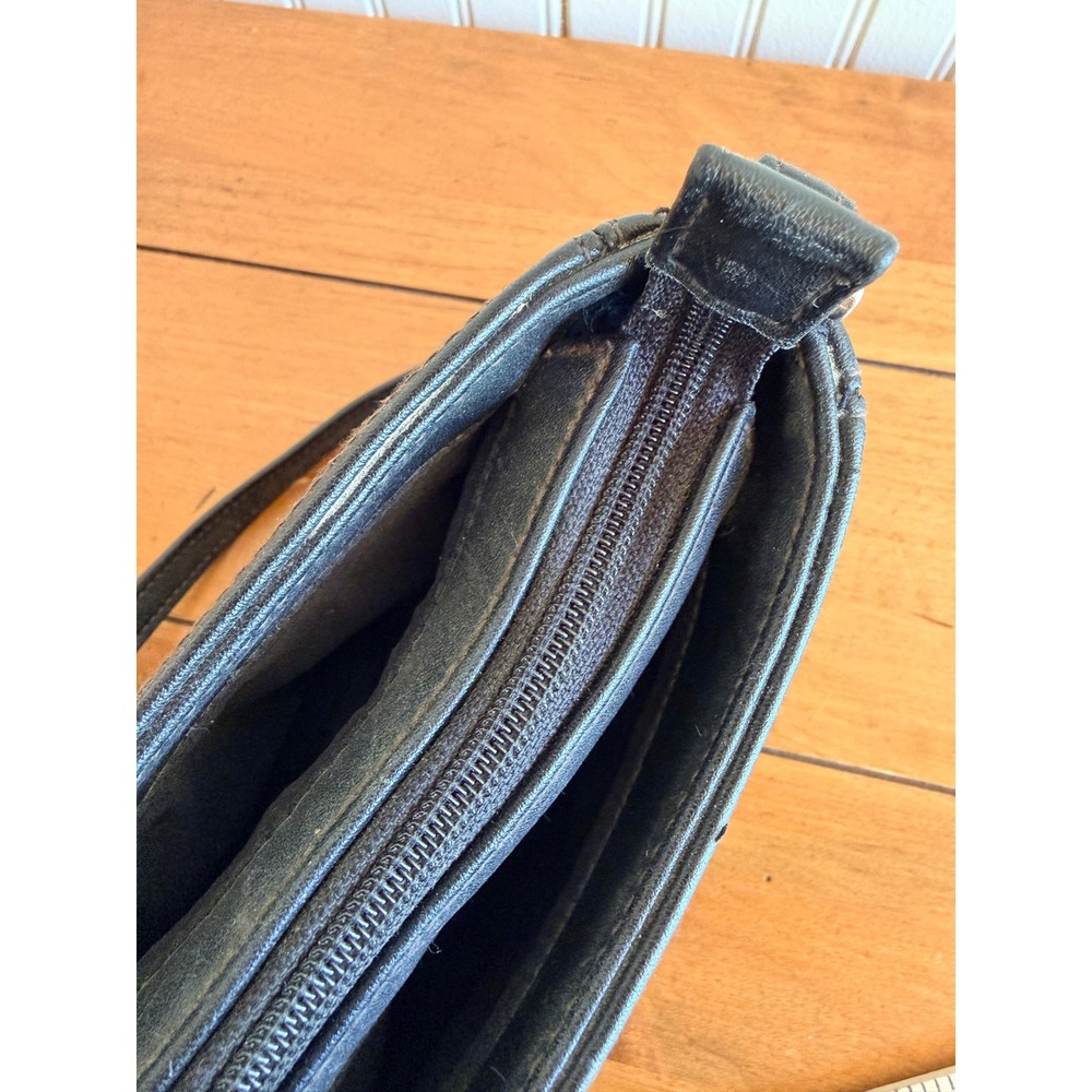 Liz Claiborne Black Faux Leather Small Shoulder Bag Baguette Purse Gold Logo - Picture 8 of 11